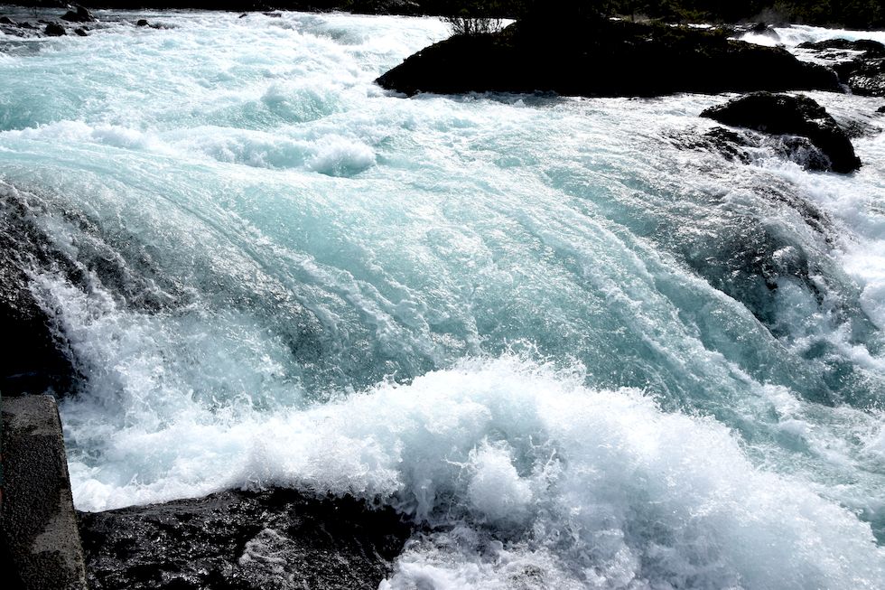 F086ap-943-1-Saltos del Petrohue-Rio-Petrohue-17-8-m.jpg